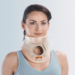 Collare cervicale tipo Philadelphia con foro tracheotomia