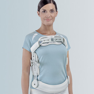 Iperestensore a tre punti, banda pelvica basculante e regolazione sternale TR con chiusura B-Fast, basso